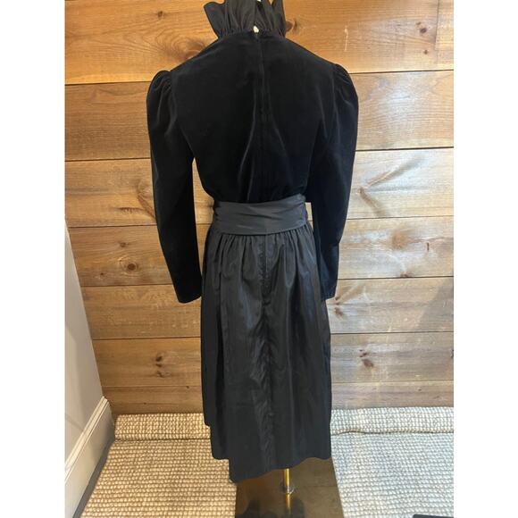 R&K ORIGINALS VNTG BLACK VELVET & TAFFETA V NECK RUFFLE COLLAR COCKTAIL DRESS - Picture 3 of 10